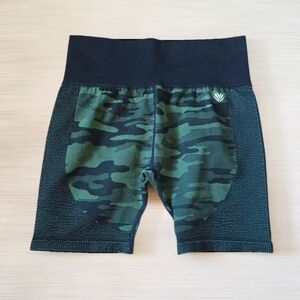 Forever 21 green black camo print biker shorts size large